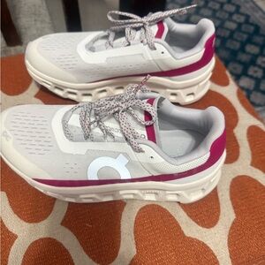 On clouds new size 7